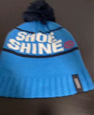 Cappello Shoe azzurro con pompon