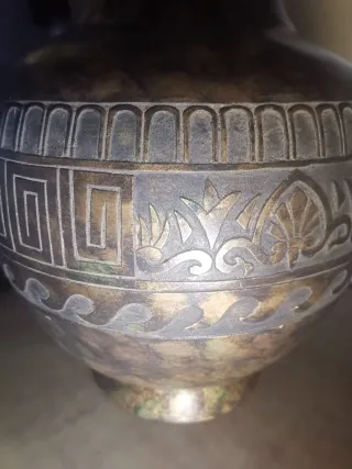 Antico vaso veneziano in metallo con rilievo