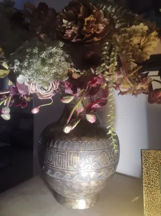 Antico vaso veneziano in metallo con rilievo