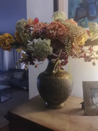 Antico vaso veneziano in metallo con rilievo