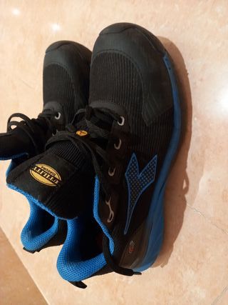 Zapatos de seguridad Diadora negros y azules