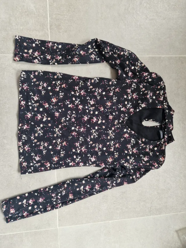 Camiseta Bershka flores manga larga Talla M