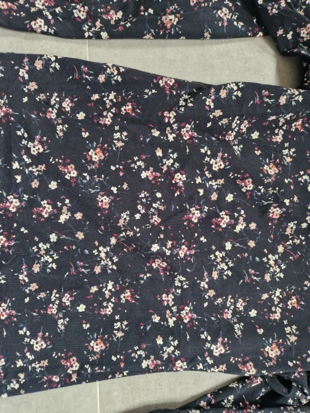 Camiseta Bershka flores manga larga Talla M