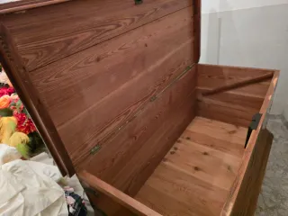 Arca o baúl de madera antiguo