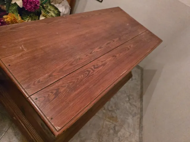 Arca o baúl de madera antiguo