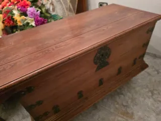 Arca o baúl de madera antiguo