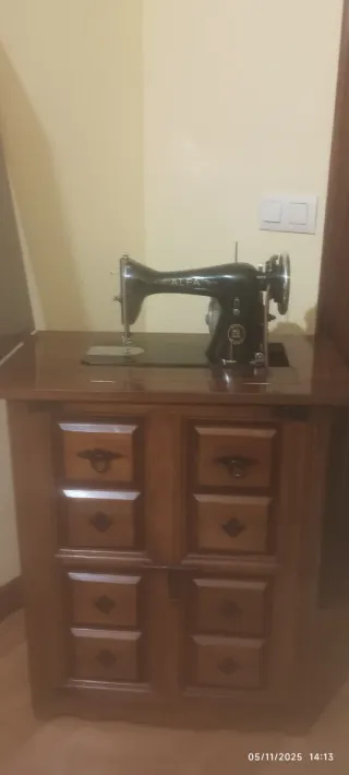 Máquina de coser Alfa antigua con madera noble