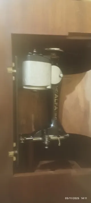 Máquina de coser Alfa antigua con madera noble