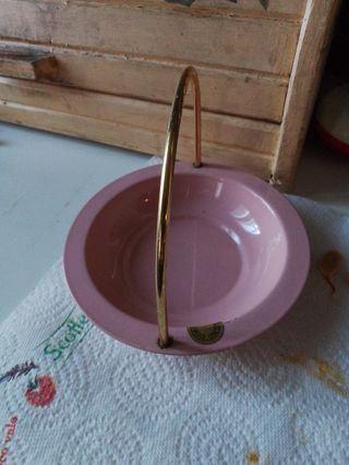 Cesto rosa con manico dorato