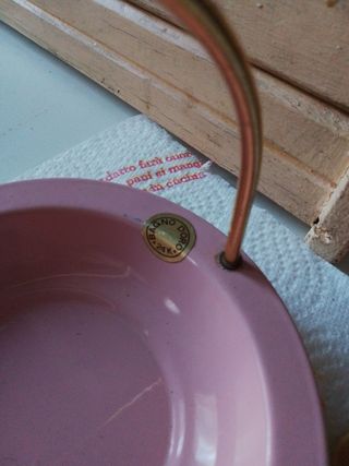 Cesto rosa con manico dorato