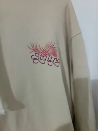 Sudadera beige con estampado