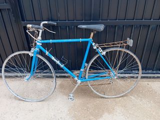 Bicicleta azul de varilla