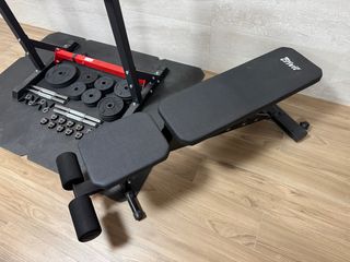 Banco de pesas y barras con discos