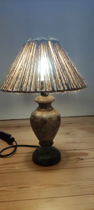 Lámpara de mesa rústica yute y madera