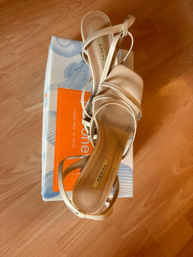 Sandalias CORINA Beige y Doradas