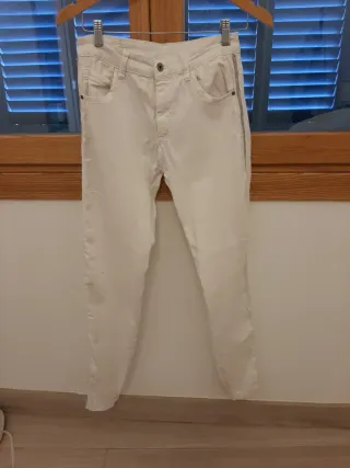 Pantalón vaquero blanco con raya lateral de metal