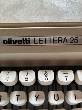 Máquina de escribir Olivetti Lettera 25