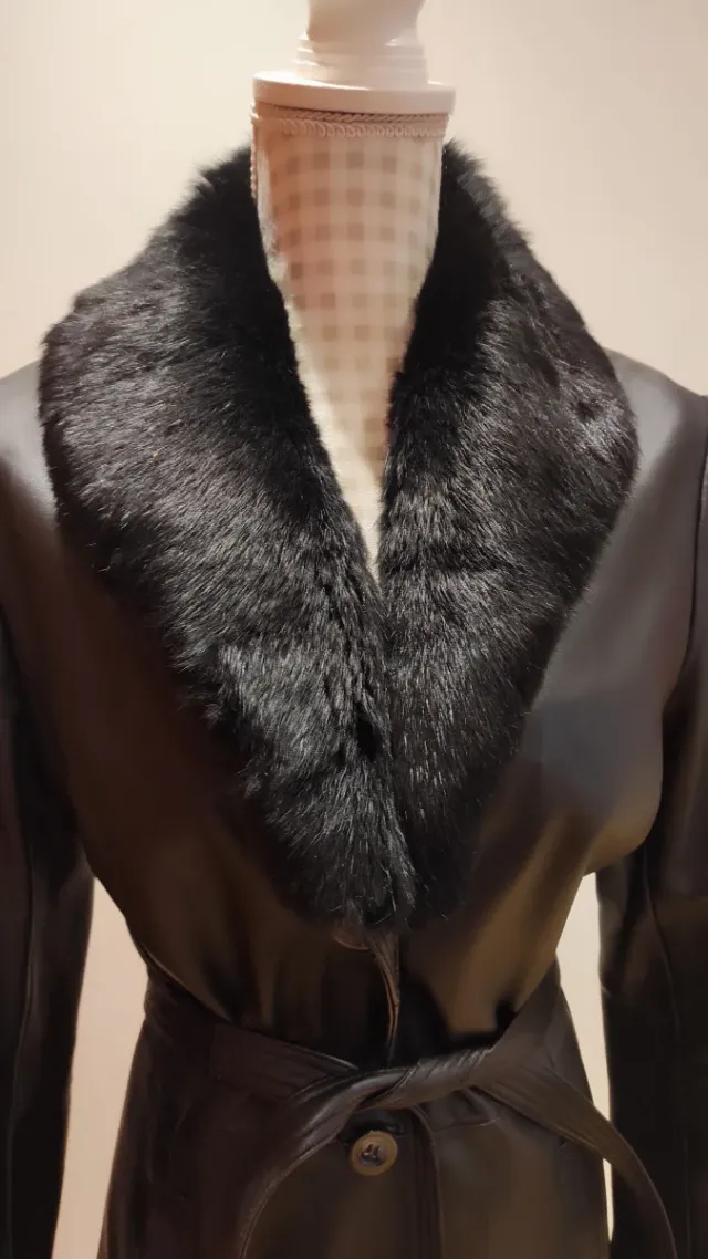 Abrigo de cuero Cortefiel con cuello desmontable