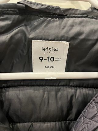 Cazadora acolchada ligera negra Lefties