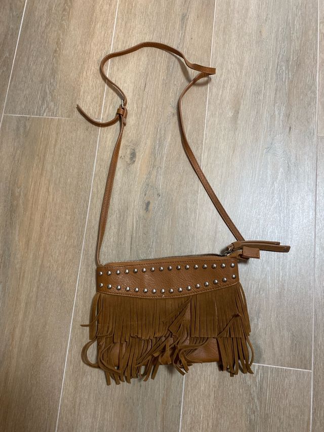 Bolso marrón con flecos y tachuelas