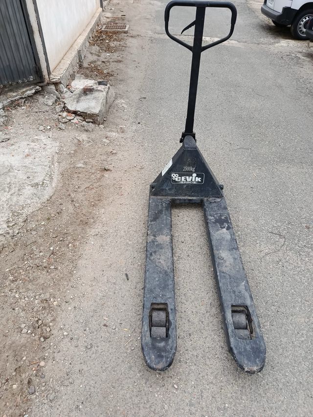 Transpaleta manual CEVIK 2500kg