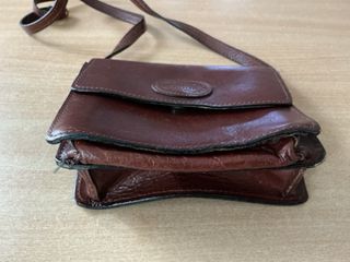 Piccola Borsa tracolla marone.