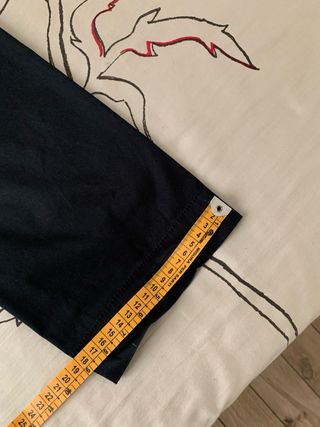 in stoffa colore nero con segni rossi come da foto