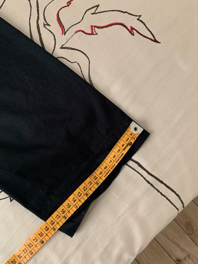 in stoffa colore nero con segni rossi come da foto