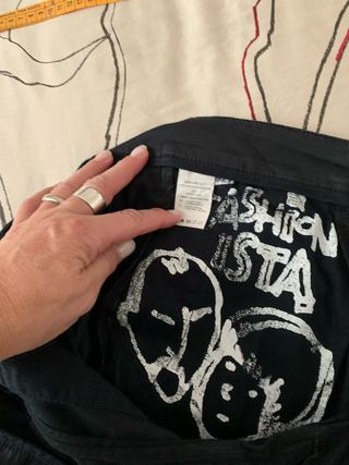 in stoffa colore nero con segni rossi come da foto