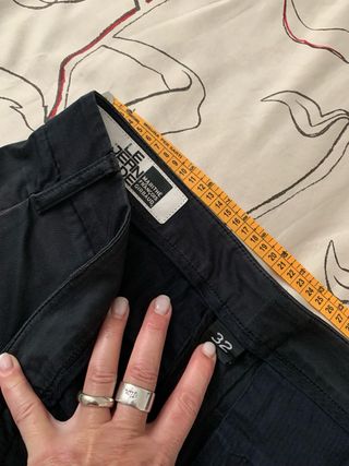 in stoffa colore nero con segni rossi come da foto