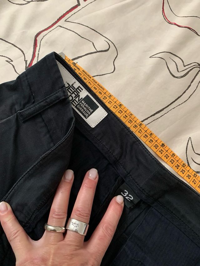 in stoffa colore nero con segni rossi come da foto