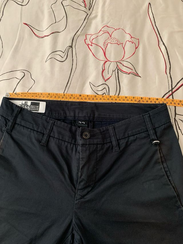 in stoffa colore nero con segni rossi come da foto