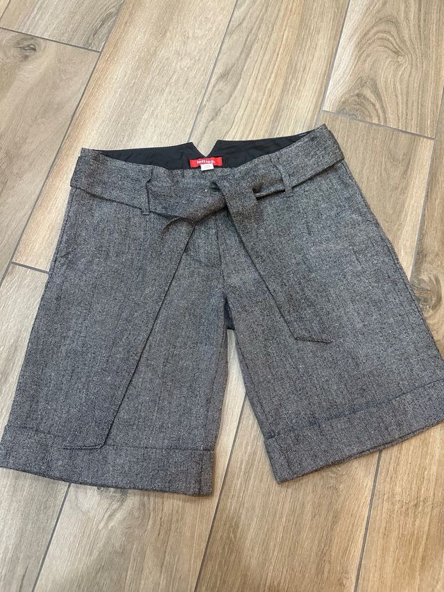 Bermudas grises/verde oscuro con cinturón