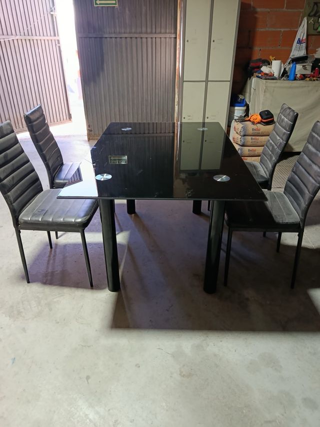 Mesa cristal negra con 4 sillas