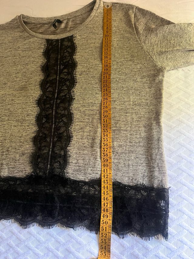 Jersey Stradivarius negro y dorado con encaje