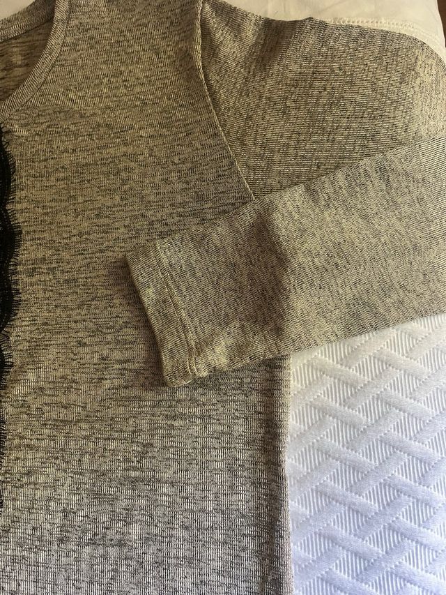 Jersey Stradivarius negro y dorado con encaje