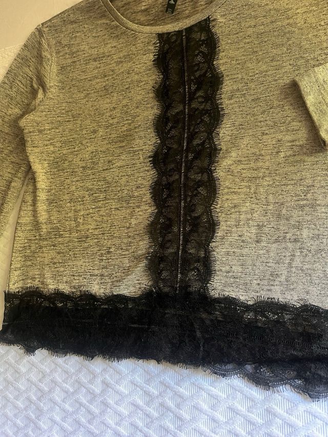 Jersey Stradivarius negro y dorado con encaje