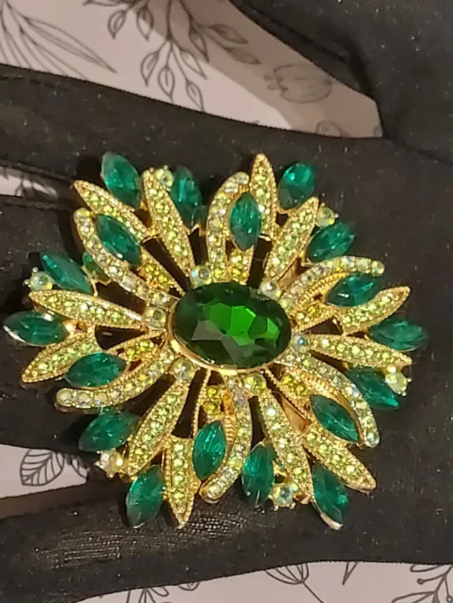 Broche dorado con piedras verdes joyas bisutería
