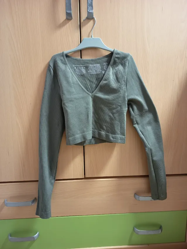 Camiseta verde escote pico manga larga