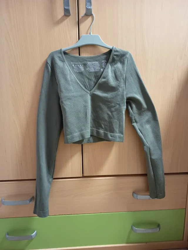 Camiseta verde escote pico manga larga