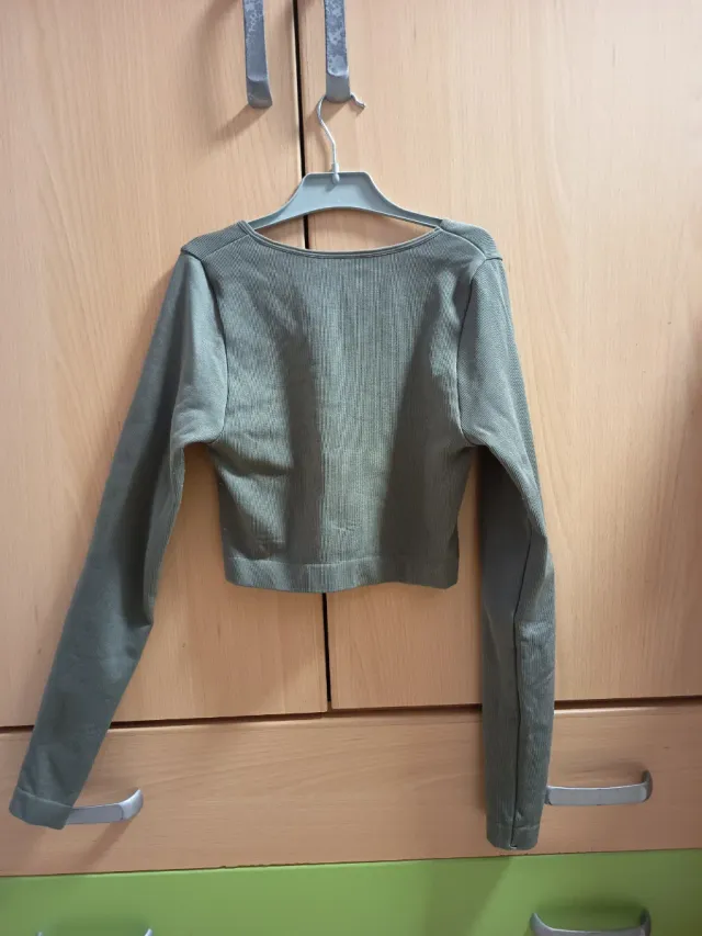 Camiseta verde escote pico manga larga