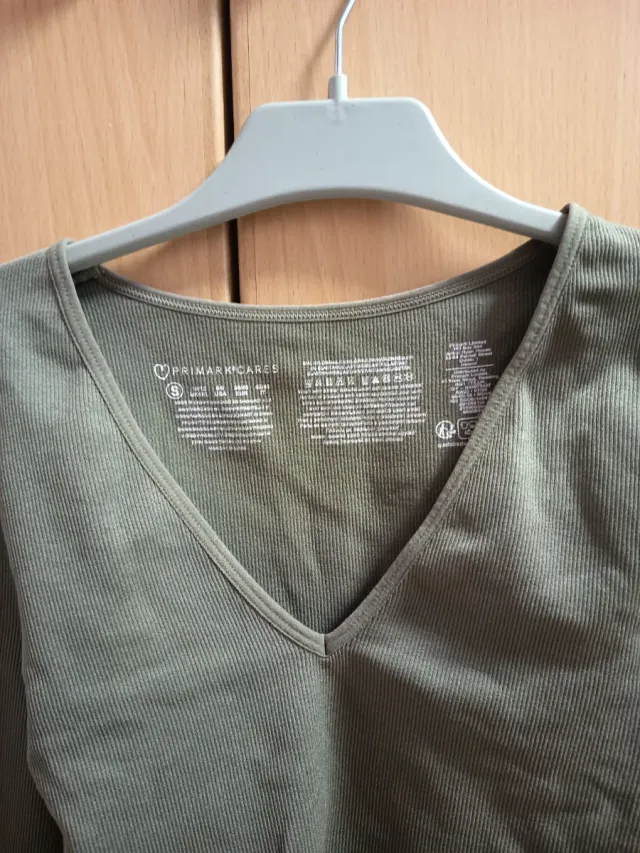 Camiseta verde escote pico manga larga