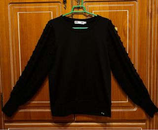 Blusa negra con mangas transparentes