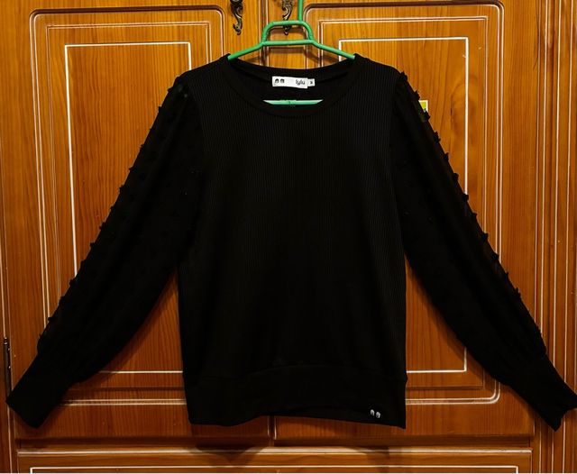 Blusa negra con mangas transparentes