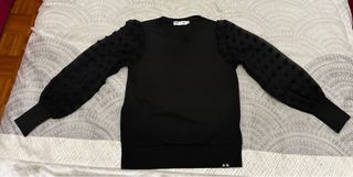 Blusa negra con mangas transparentes