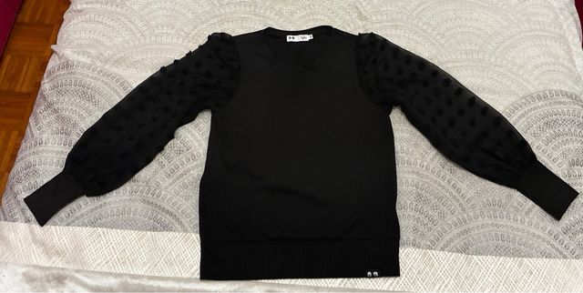 Blusa negra con mangas transparentes