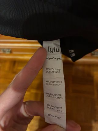 Blusa negra con mangas transparentes