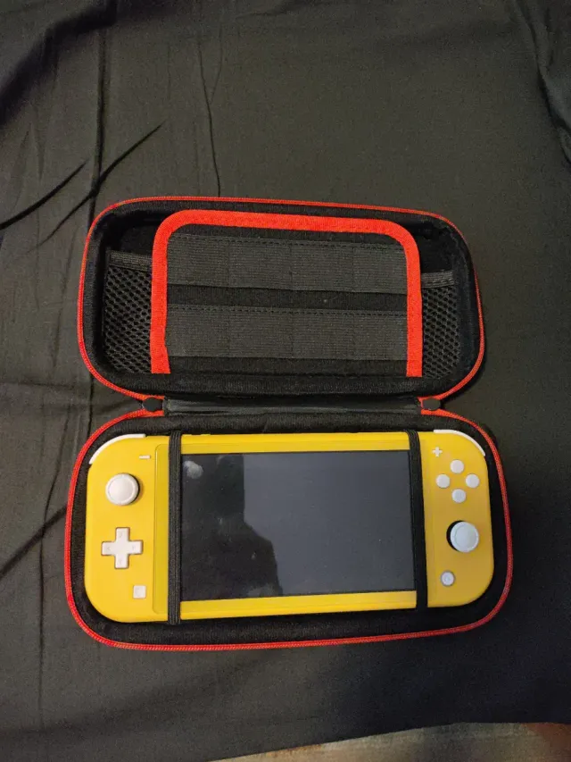 Nintendo Switch Lite Amarilla con funda y tarjeta