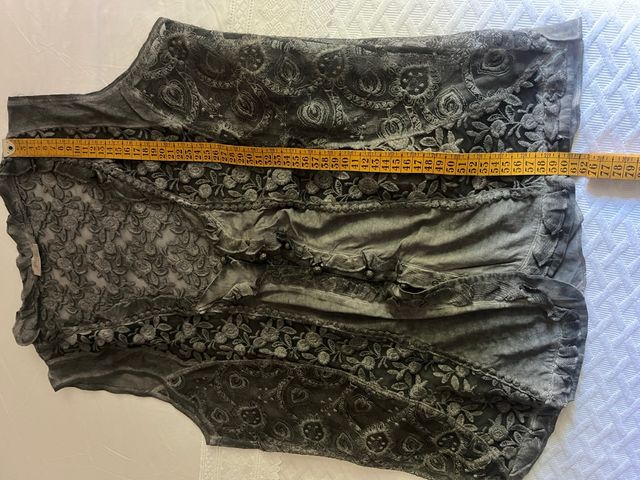 Chaleco gris con encaje y volantes