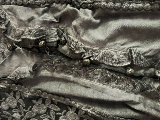 Chaleco gris con encaje y volantes